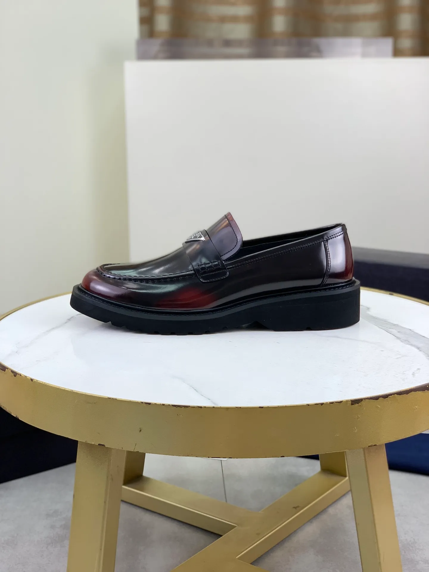 Factory price P880💰Original quality, top version🔱 ＰＲＡＤＡPrada. Men’s business casual leather shoes, top quality products. 1:1 shipment⬆️Luxurious and noble👞All imported original color-brushed edge beads, just to create a more comfortable wearing experience. Upper: Original comfortable open-edge bead rubbed color calfskin➕Top imported water-dyed full cow lining, original high-end lightweight and comfortable TPU foam combination bottom✔️Code number: 39-44 (38 45) 46 47 can be customized)